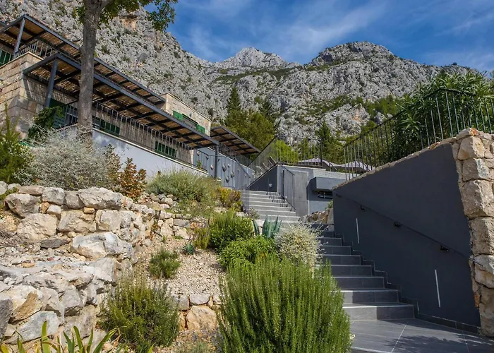 2m Vikendica Makarska